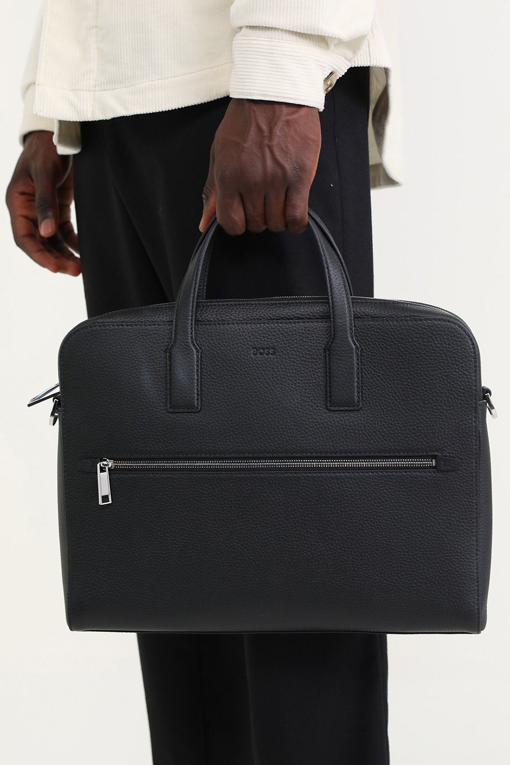 תמונת כל הלוק של תיק עבודה לנסיעות מעור קרוסטאון